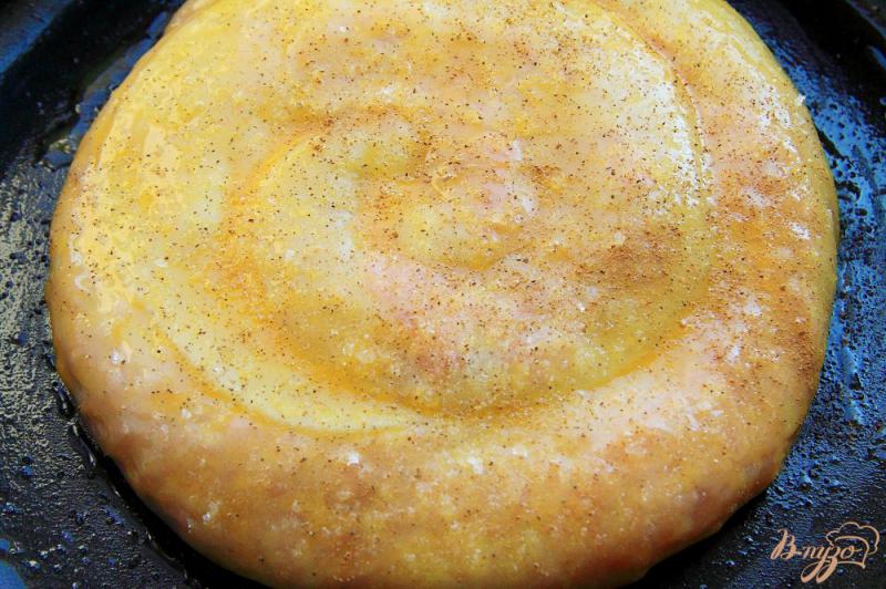 Фото приготовление рецепта: Пирог улитка с яблоками шаг №9