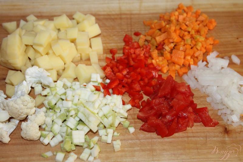 Фото приготовление рецепта: Суп из цветной капусты, кабачка и помидора шаг №1