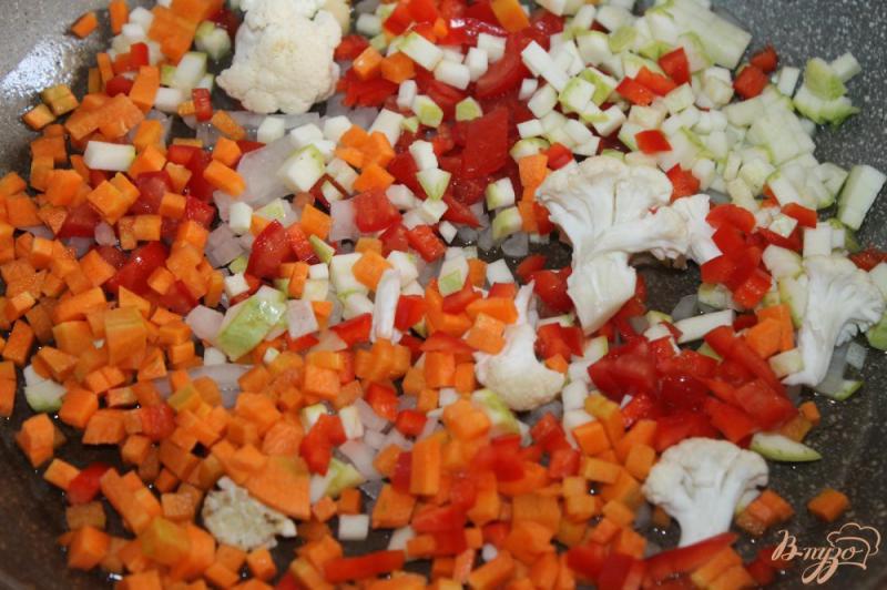 Фото приготовление рецепта: Суп из цветной капусты, кабачка и помидора шаг №3