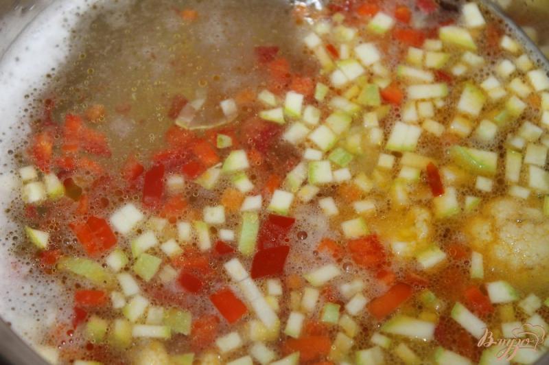 Фото приготовление рецепта: Суп из цветной капусты, кабачка и помидора шаг №4