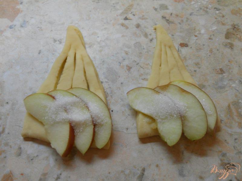 Фото приготовление рецепта: Дрожжевые булочки с яблоками шаг №5