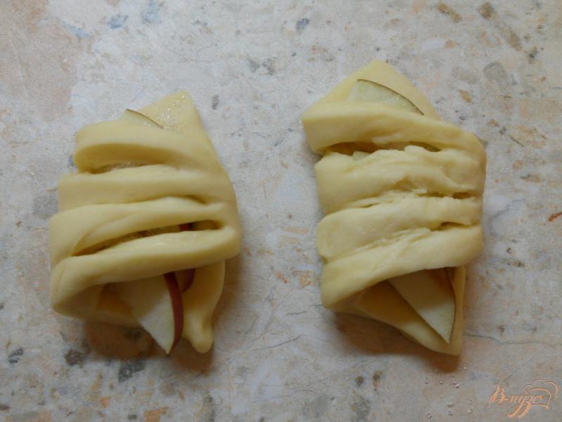 Фото приготовление рецепта: Дрожжевые булочки с яблоками шаг №6