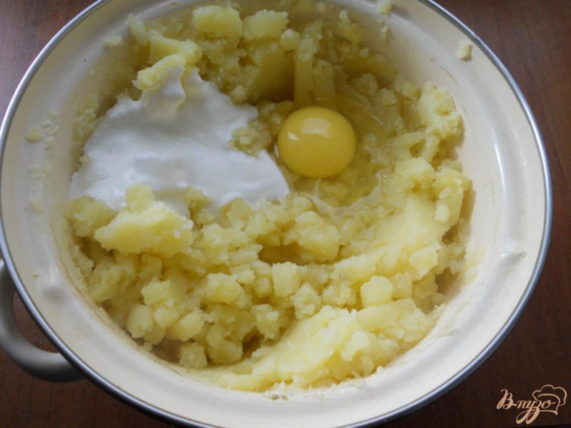 Фото приготовление рецепта: Пышное картофельное пюре с яйцом и сметаной шаг №4