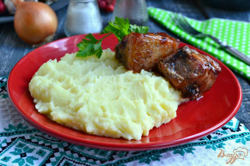 Фото приготовление рецепта: Пышное картофельное пюре с яйцом и сметаной шаг №6