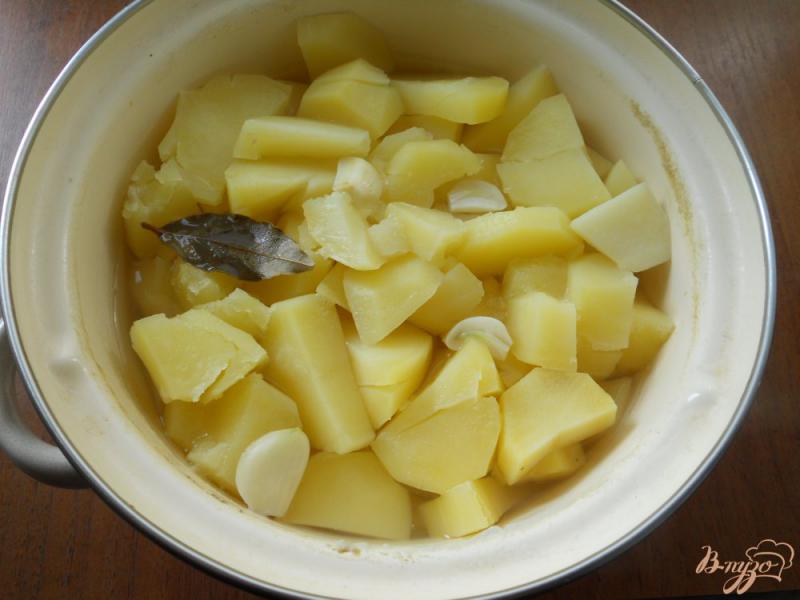 Фото приготовление рецепта: Пышное картофельное пюре с яйцом и сметаной шаг №2