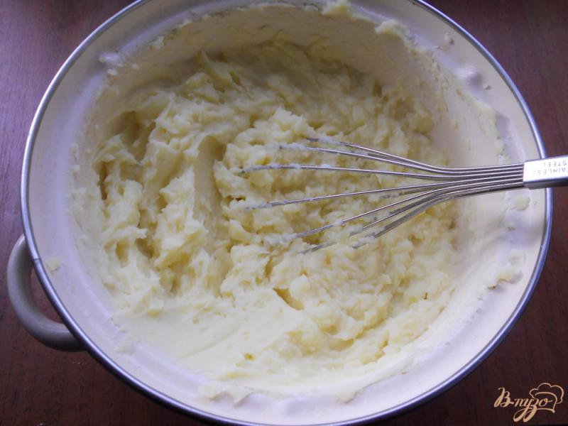 Фото приготовление рецепта: Пышное картофельное пюре с яйцом и сметаной шаг №5