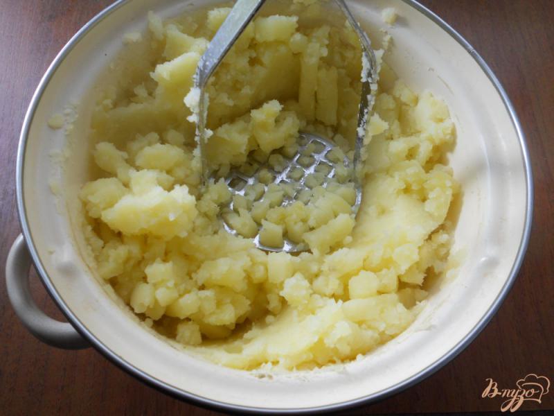 Фото приготовление рецепта: Пышное картофельное пюре с яйцом и сметаной шаг №3