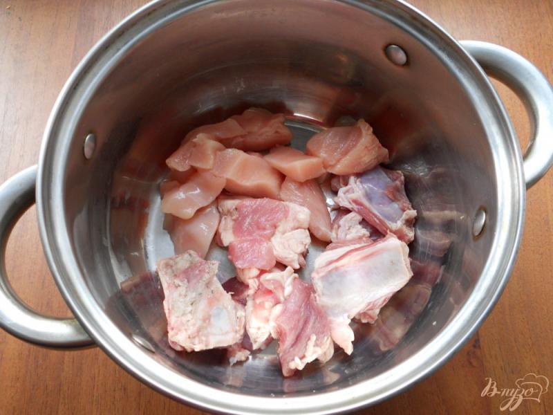 Фото приготовление рецепта: Острый суп с курицей, свининой и рисом шаг №1