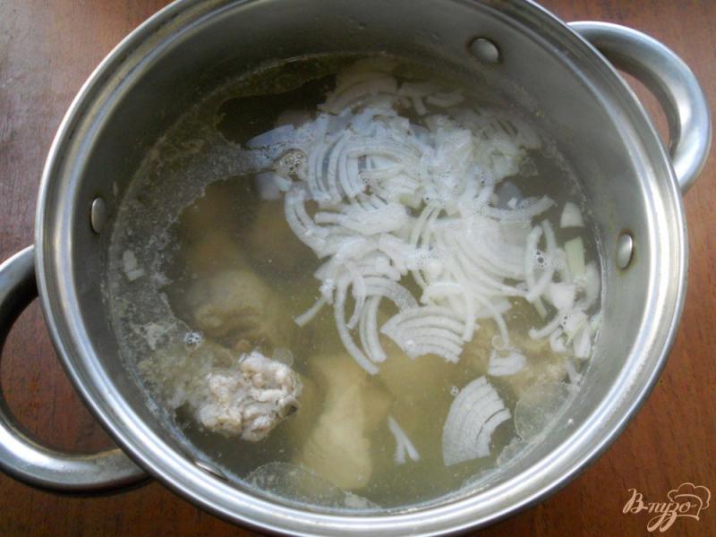Фото приготовление рецепта: Острый суп с курицей, свининой и рисом шаг №2