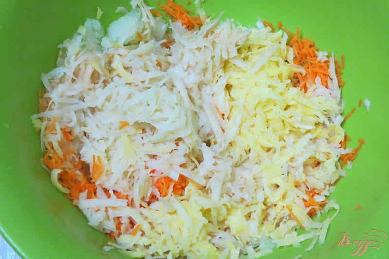 Фото приготовление рецепта: Оладьи кабачковые с морковью и картофелем шаг №4
