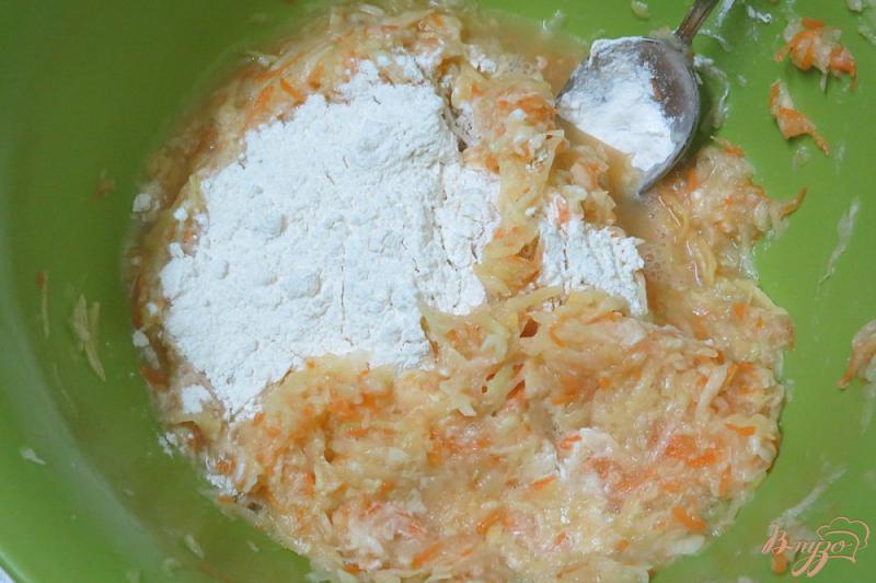 Фото приготовление рецепта: Оладьи кабачковые с морковью и картофелем шаг №7