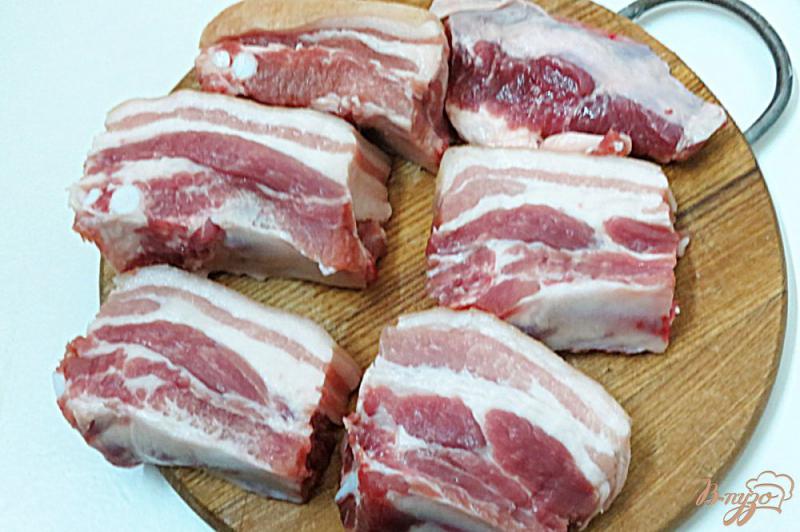 Фото приготовление рецепта: Свиные рёбрышки с картофелем запеченные в духовке шаг №2