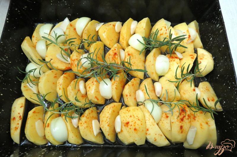 Фото приготовление рецепта: Свиные рёбрышки с картофелем запеченные в духовке шаг №4