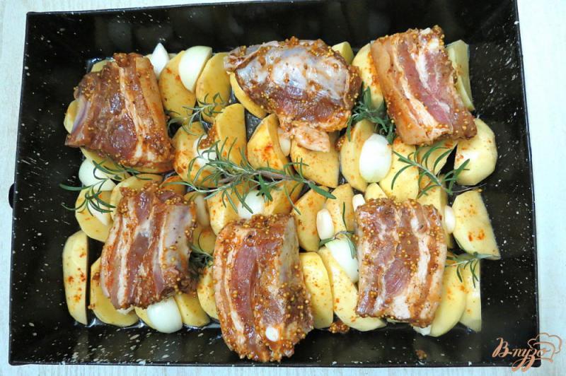 Фото приготовление рецепта: Свиные рёбрышки с картофелем запеченные в духовке шаг №5