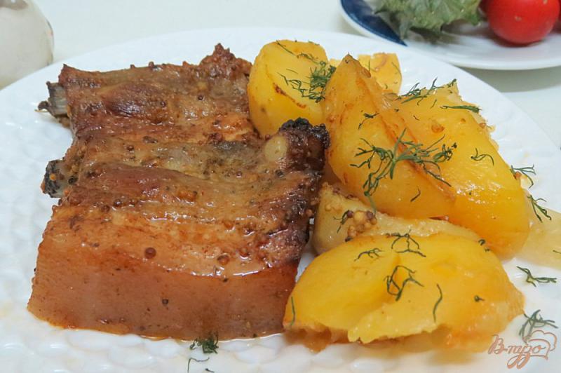 Фото приготовление рецепта: Свиные рёбрышки с картофелем запеченные в духовке шаг №7