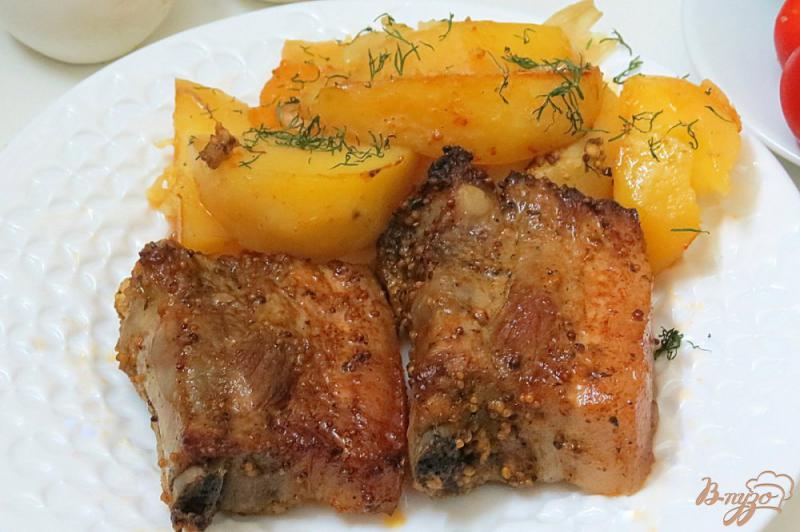 Фото приготовление рецепта: Свиные рёбрышки с картофелем запеченные в духовке шаг №8