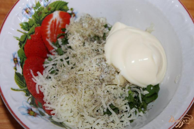 Фото приготовление рецепта: Закуска из жареного кабачка с помидором и сырным соусом шаг №5