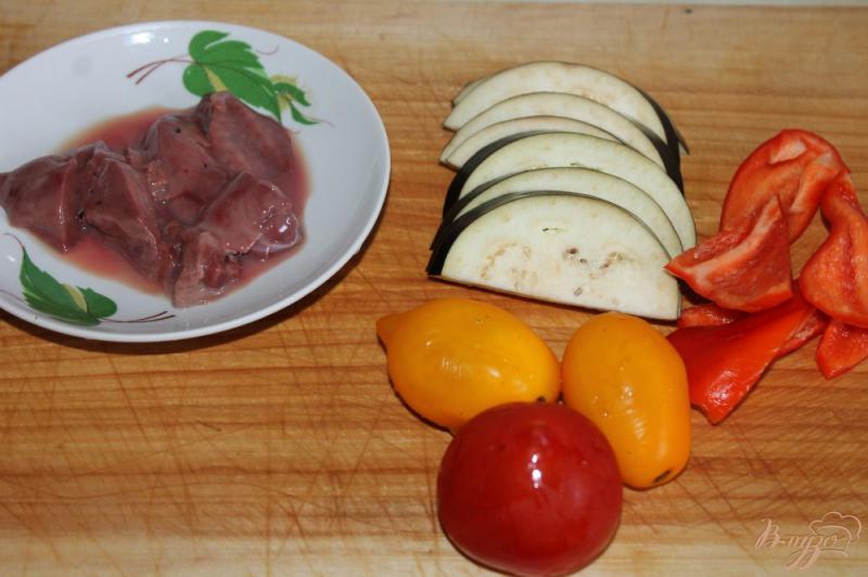 Фото приготовление рецепта: Салат с куриной печенью, баклажаном и перцем шаг №1