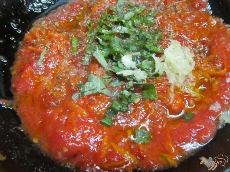 Фото приготовление рецепта: Паста с томатами и морковью шаг №4