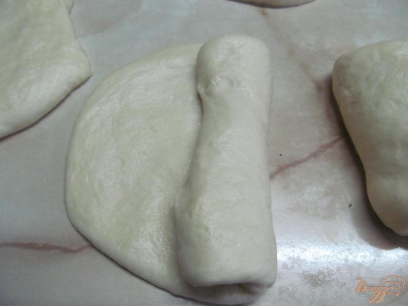 Фото приготовление рецепта: Закусочные булочки с чесночным маслом шаг №5