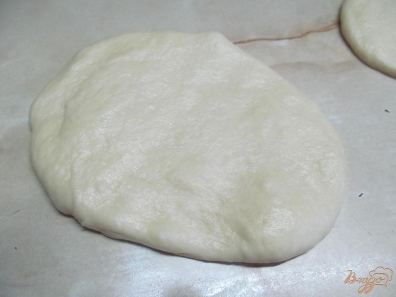 Фото приготовление рецепта: Закусочные булочки с чесночным маслом шаг №4