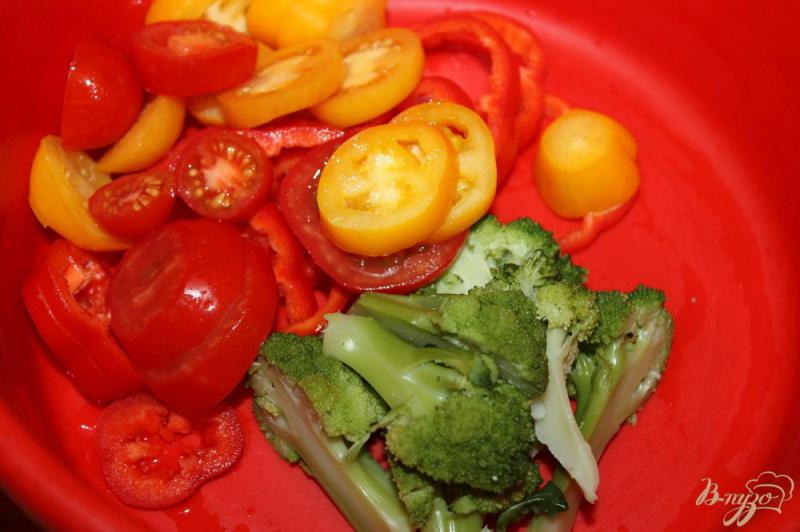 Фото приготовление рецепта: Овощной салат с брокколи и сыром Фета шаг №3