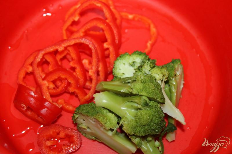 Фото приготовление рецепта: Овощной салат с брокколи и сыром Фета шаг №2