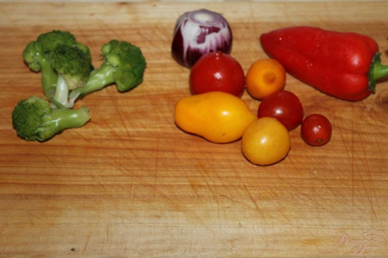 Фото приготовление рецепта: Овощной салат с брокколи и сыром Фета шаг №1