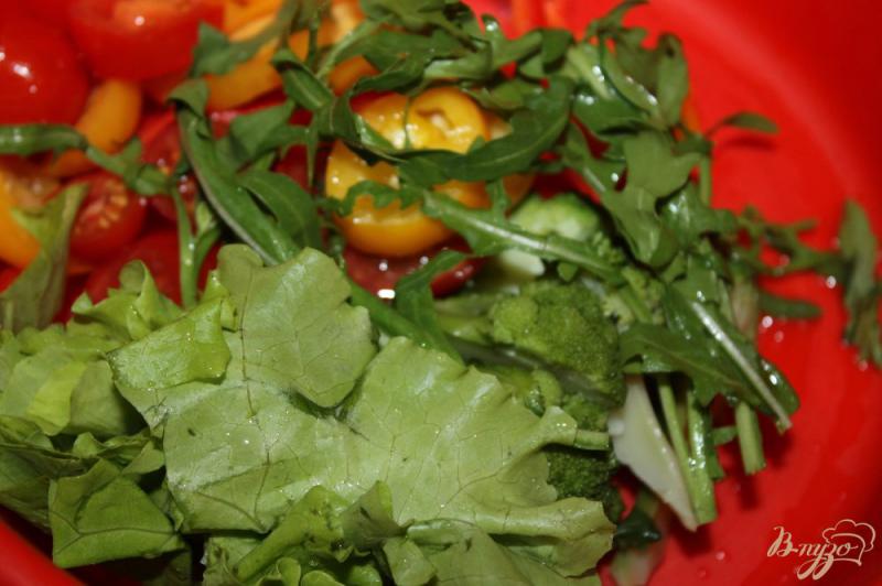 Фото приготовление рецепта: Овощной салат с брокколи и сыром Фета шаг №4