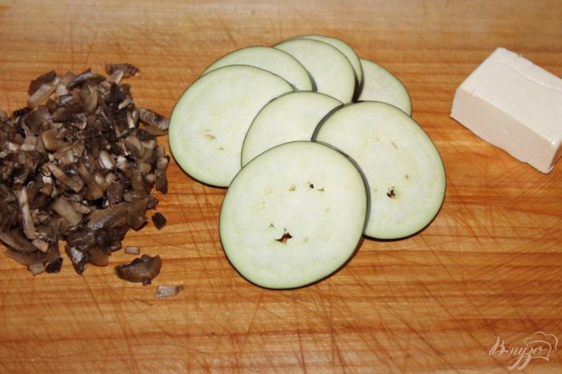 Фото приготовление рецепта: Закуска из баклажан с жареными шампиньонами и сыром шаг №1