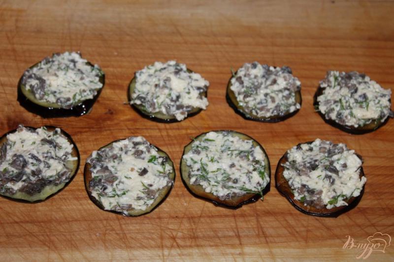 Фото приготовление рецепта: Закуска из баклажан с жареными шампиньонами и сыром шаг №6