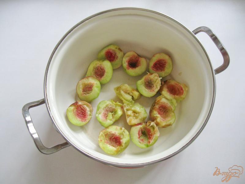 Фото приготовление рецепта: Компот из персиков, груш и брусники шаг №2