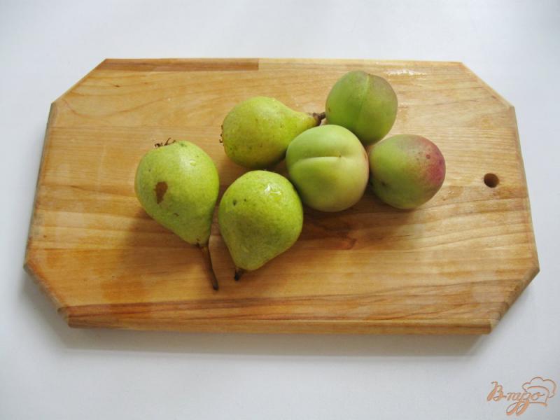 Фото приготовление рецепта: Компот из персиков, груш и брусники шаг №1