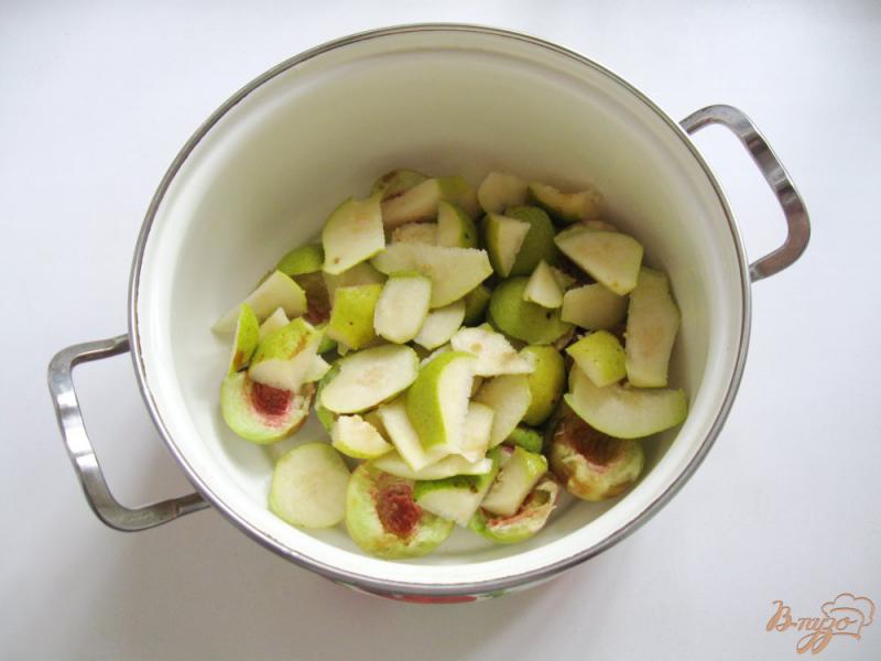 Фото приготовление рецепта: Компот из персиков, груш и брусники шаг №3