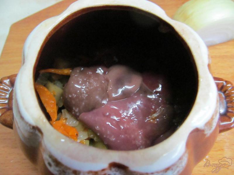 Фото приготовление рецепта: Гречневая каша с куриной печенью и овощами шаг №3