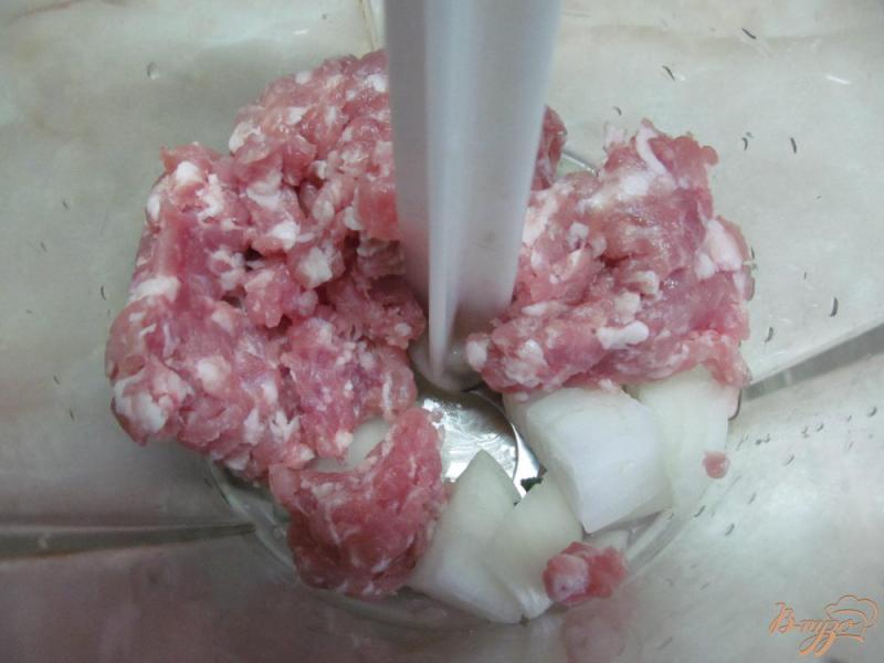 Фото приготовление рецепта: Свиные котлеты с пшеном под зеленым острым соусом шаг №2