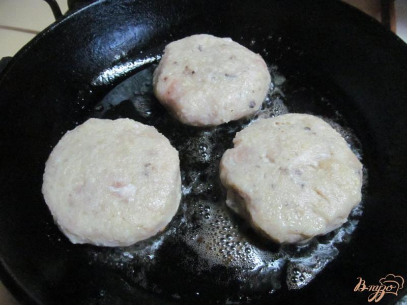 Фото приготовление рецепта: Свиные котлеты с пшеном под зеленым острым соусом шаг №6