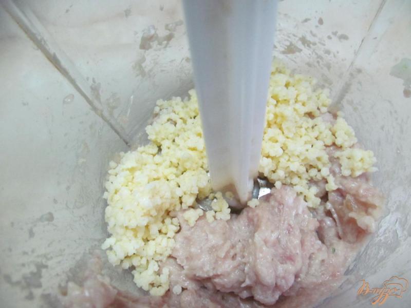 Фото приготовление рецепта: Свиные котлеты с пшеном под зеленым острым соусом шаг №4