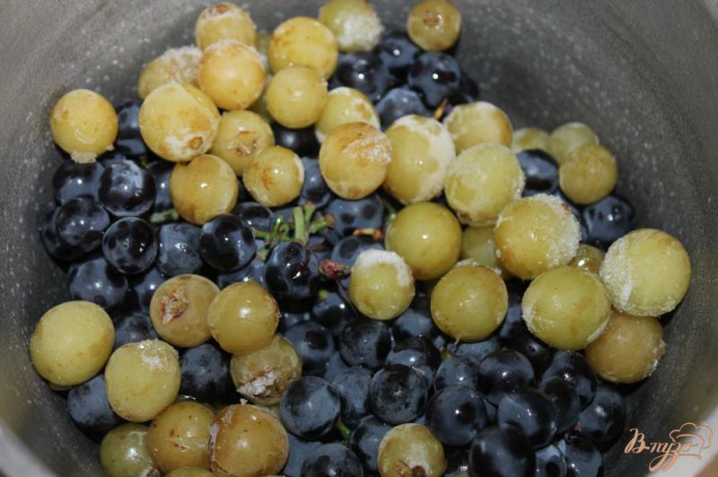 Фото приготовление рецепта: Компот из двух видов винограда и груш шаг №2