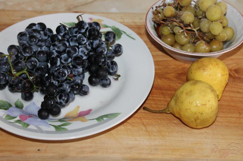 Фото приготовление рецепта: Компот из двух видов винограда и груш шаг №1