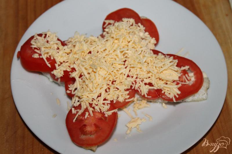 Фото приготовление рецепта: Жареное филе нототении с помидорами и сыром шаг №6