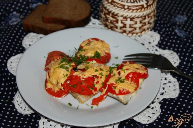 Фото приготовление рецепта: Жареное филе нототении с помидорами и сыром шаг №7