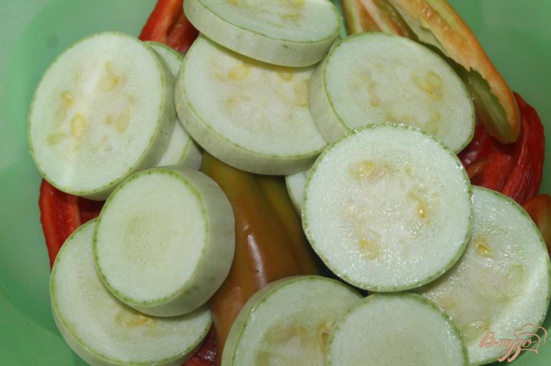 Фото приготовление рецепта: Овощи на мангале с чесночным соусом шаг №4