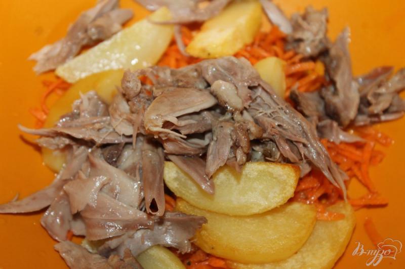 Фото приготовление рецепта: Салат с жареным картофелем, корейской морковью и баклажанами шаг №4