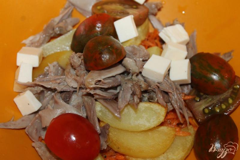 Фото приготовление рецепта: Салат с жареным картофелем, корейской морковью и баклажанами шаг №5
