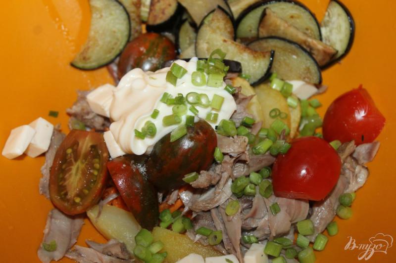 Фото приготовление рецепта: Салат с жареным картофелем, корейской морковью и баклажанами шаг №6