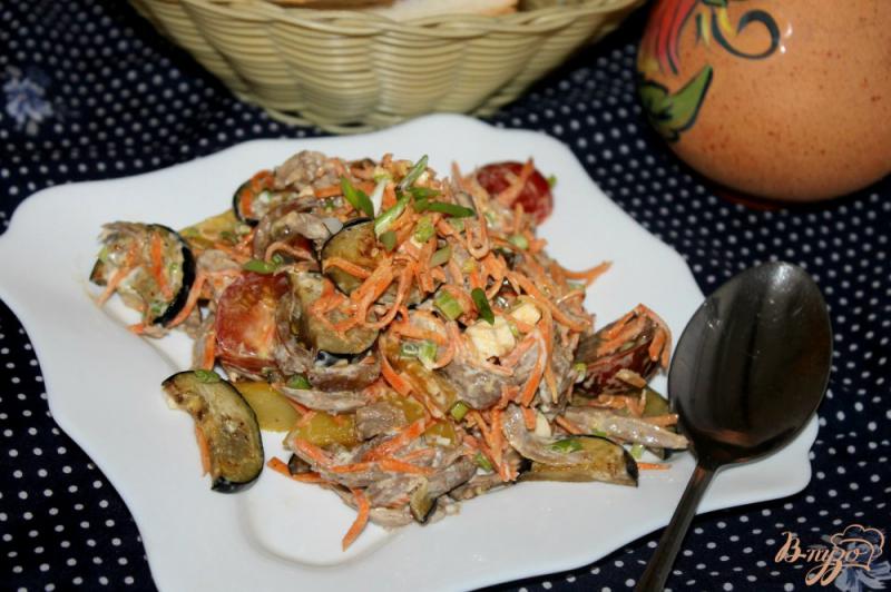 Фото приготовление рецепта: Салат с жареным картофелем, корейской морковью и баклажанами шаг №7