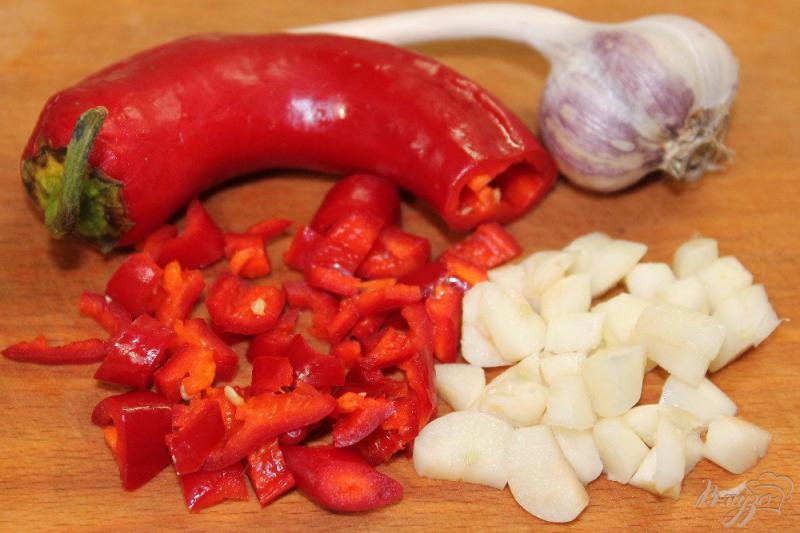Фото приготовление рецепта: Гювече с острым перцем, базиликом и брынзой шаг №5