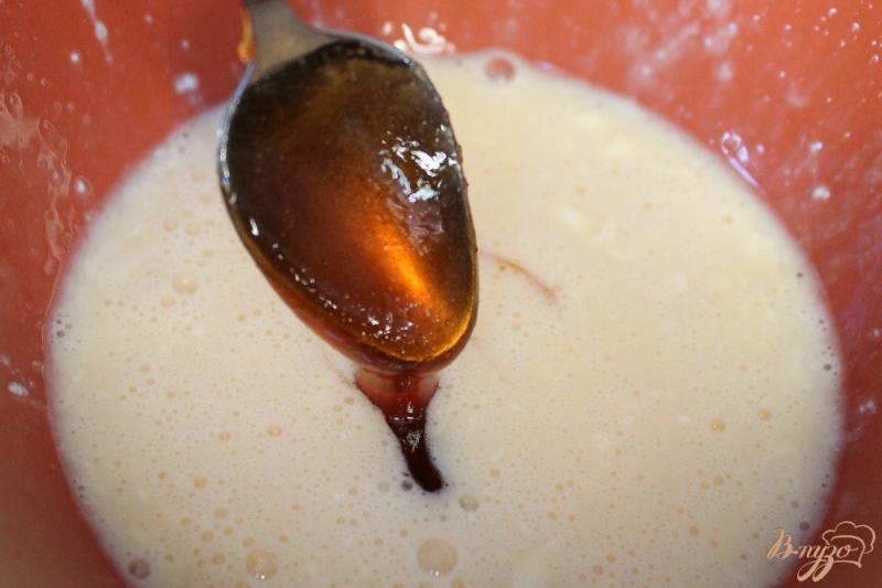Фото приготовление рецепта: Медовые кексы с орехами шаг №3
