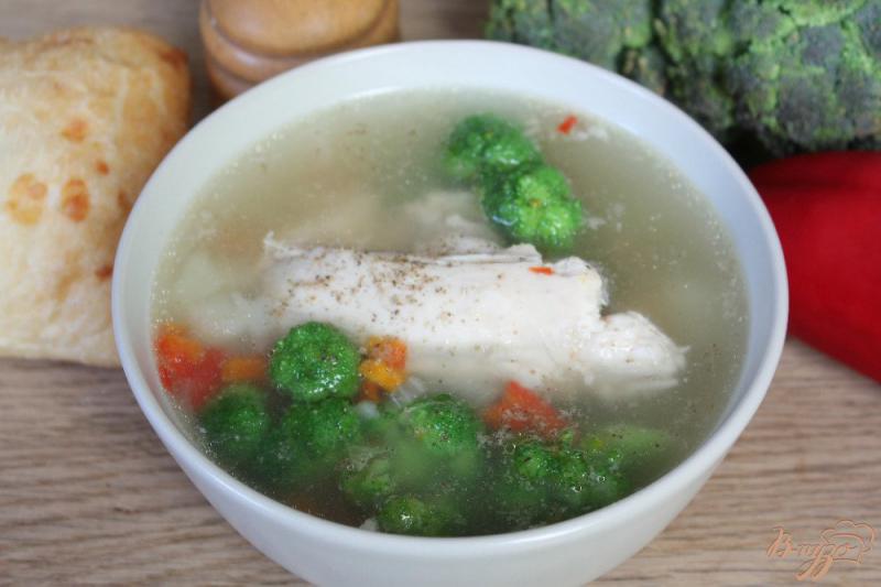 Фото приготовление рецепта: Куриный суп с брокколи и перцем шаг №6